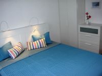 Alte Saitenfabrik - blaue Ferienwohnung 1 - Schrank, Kommode und Schranksafe im Schlafzimmer