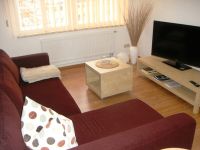 Alte Saitenfabrik - rote Ferienwohnung 3 - Komfortables Sofa mit Aufbettungsfunktion im Wohnbereich