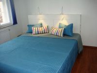 Alte Saitenfabrik - blaue Ferienwohnung 1 - Breites Doppelbett mit Leselampen
